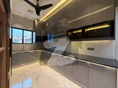 بحریہ ٹاؤن فیز 8 بحریہ ٹاؤن راولپنڈی,راولپنڈی میں 5 کمروں کا 7 مرلہ مکان 2.5 کروڑ میں برائے فروخت۔