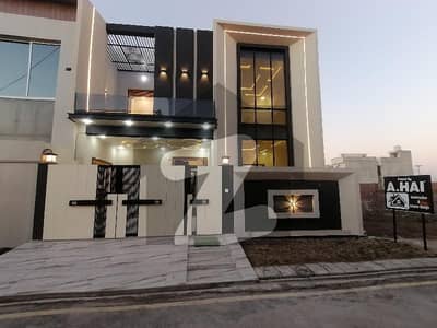 ملتان پبلک سکول روڈ ملتان میں 4 کمروں کا 7 مرلہ مکان 2.25 کروڑ میں برائے فروخت۔