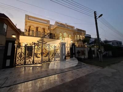 ابدالینزکوآپریٹو ہاؤسنگ سوسائٹی لاہور میں 6 کمروں کا 1 کنال مکان 9.5 کروڑ میں برائے فروخت۔ ابدالینزکوآپریٹو ہاؤسنگ سوسائٹی لاہور میں 6 کمروں کا 1 کنال مکان 9.5 کروڑ میں برائے فروخت۔