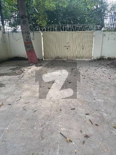 ایم ایم عالم روڈ گلبرگ,لاہور میں 1 کنال عمارت 14.0 لاکھ میں کرایہ پر دستیاب ہے۔