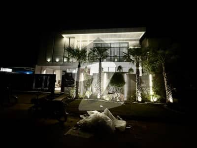 1 KANAL BRAND NEW MODERN AND DESIGNER HOUSE BY MAZHAR MUNEER ARCHITECTURE AVAILABLE FOR SALE IN PRIME LOCATION OF CLOSE TO TARIQ GARDEN