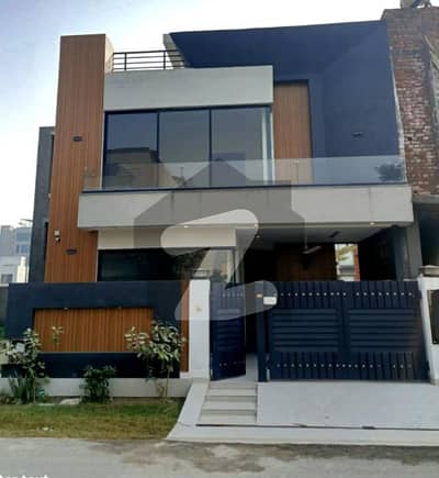 5 MARLA ELEGANT AND FULLY MAINTAINED SUPER HOT LOCATED BUNGALOW IS AVAILABLE IN THE BEST BLOCK OF DHA LAHORE.