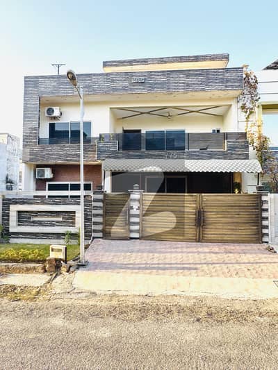 ایف ۔ 17 اسلام آباد میں 10 کمروں کا 10 مرلہ مکان 4.25 کروڑ میں برائے فروخت۔