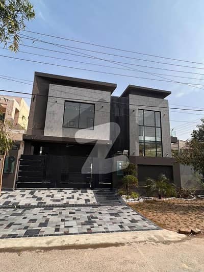 ڈی ایچ اے فیز 3 ڈیفنس (ڈی ایچ اے),لاہور میں 4 کمروں کا 10 مرلہ مکان 4.5 کروڑ میں برائے فروخت۔