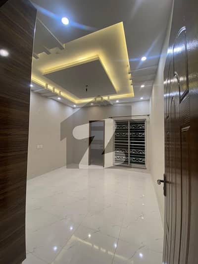 10 Marla Lower Portion Available For Rent In Ghalib Market Gulberg LHR .
