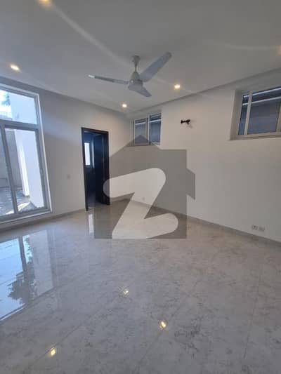 ایف ۔ 10 اسلام آباد میں 5 کمروں کا 1 کنال مکان 4.5 لاکھ میں کرایہ پر دستیاب ہے۔