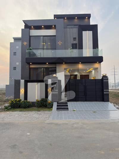 5 MARLA BRAND NEW ULTRA MODERN HOUSE FOR SALE NEAR TO PARK