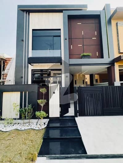 ڈی ایچ اے 9 ٹاؤن ڈیفنس (ڈی ایچ اے),لاہور میں 3 کمروں کا 5 مرلہ مکان 2.6 کروڑ میں برائے فروخت۔