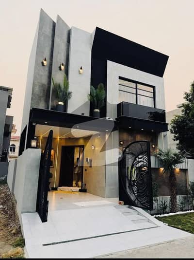5 MARLA MODERN HOUSE FOR SALE IN DHA 9 TOWN.