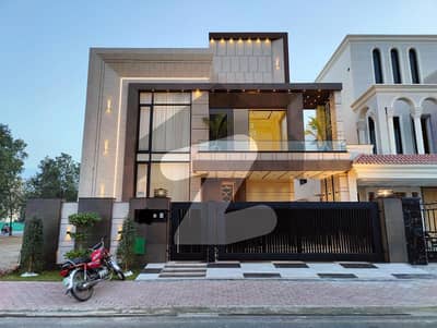 بحریہ ٹاؤن سیکٹر سی بحریہ ٹاؤن,لاہور میں 5 کمروں کا 11 مرلہ مکان 3.85 کروڑ میں برائے فروخت۔