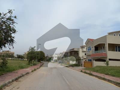 10 MARLA IDEAL LOCATION FOR SALE