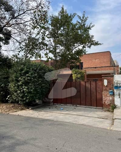 ڈی ایچ اے فیز 2 - بلاک آر فیز 2,ڈیفنس (ڈی ایچ اے),لاہور میں 4 کمروں کا 1 کنال مکان 5.5 کروڑ میں برائے فروخت۔