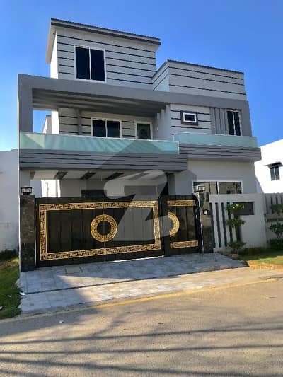 سٹی ہاؤسنگ سوسائٹی سیالکوٹ میں 5 کمروں کا 10 مرلہ مکان 3.0 کروڑ میں برائے فروخت۔