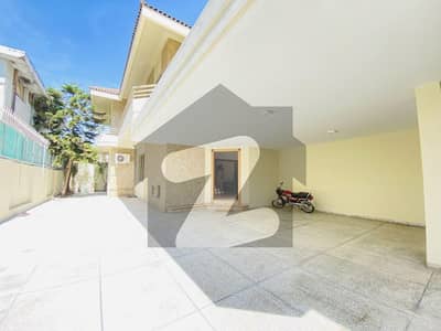 ایف ۔ 7 اسلام آباد میں 5 کمروں کا 1 کنال مکان 9.0 لاکھ میں کرایہ پر دستیاب ہے۔