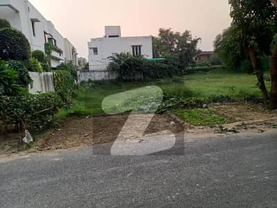 ڈی ایچ اے فیز 7 - بلاک وائے فیز 7,ڈیفنس (ڈی ایچ اے),لاہور میں 1 کنال رہائشی پلاٹ 3.65 کروڑ میں برائے فروخت۔