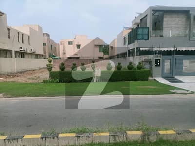 ڈی ایچ اے فیز 7 - بلاک ڈبلیو فیز 7,ڈیفنس (ڈی ایچ اے),لاہور میں 1 کنال رہائشی پلاٹ 4.35 کروڑ میں برائے فروخت۔