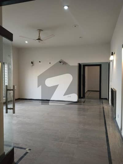 ڈی ایچ اے فیز 8 سابقہ ایئر ایوینیو ڈی ایچ اے فیز 8,ڈی ایچ اے ڈیفینس,لاہور میں 5 کمروں کا 1 کنال مکان 2.5 لاکھ میں کرایہ پر دستیاب ہے۔