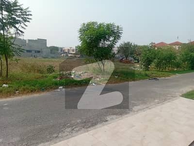 ڈی ایچ اے فیز 8 - بلاک کیو ڈی ایچ اے فیز 8,ڈیفنس (ڈی ایچ اے),لاہور میں 5 کنال رہائشی پلاٹ 19.0 کروڑ میں برائے فروخت۔