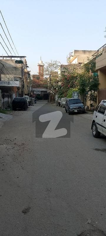 علامہ اقبال ٹاؤن لاہور میں 7 کمروں کا 1 کنال مکان 7.1 کروڑ میں برائے فروخت۔