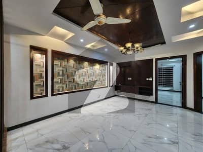 بحریہ ٹاؤن فیز 3 بحریہ ٹاؤن راولپنڈی,راولپنڈی میں 5 کمروں کا 10 مرلہ مکان 4.25 کروڑ میں برائے فروخت۔