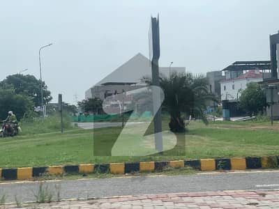 ڈی ایچ اے فیز 8 - بلاک ڈبلیو فیز 8,ڈیفنس (ڈی ایچ اے),لاہور میں 5 کنال رہائشی پلاٹ 25.0 کروڑ میں برائے فروخت۔