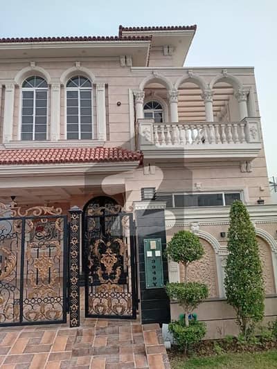 ڈی ایچ اے فیز 7 ڈیفنس (ڈی ایچ اے),لاہور میں 4 کمروں کا 10 مرلہ مکان 4.9 کروڑ میں برائے فروخت۔