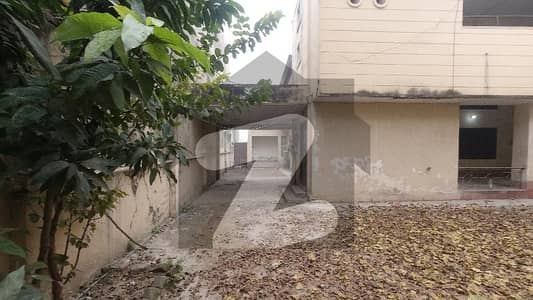 لال کُرتی راولپنڈی میں 6 کمروں کا 1 کنال مکان 9.0 کروڑ میں برائے فروخت۔