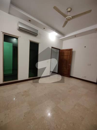 1 KANAL UPPER PORTION WITH SEPARATE GATE AVAILABLE FOR RENT AT PRIME LOCATION OF DHA PHASE 4