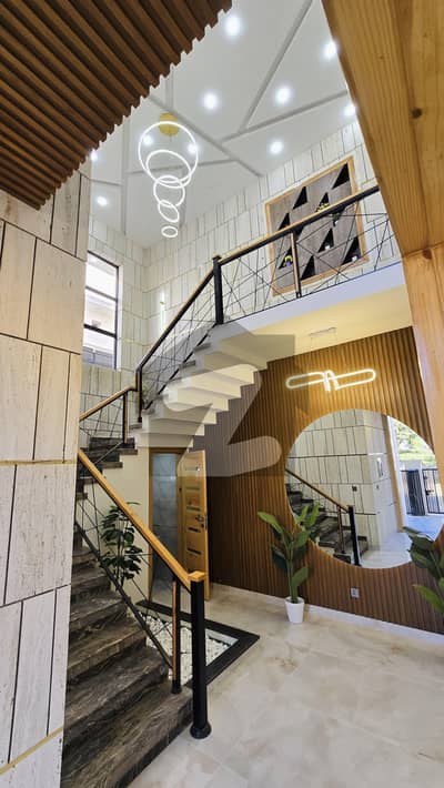 بحریہ ٹاؤن فیز 8 بحریہ ٹاؤن راولپنڈی,راولپنڈی میں 5 کمروں کا 10 مرلہ مکان 3.5 کروڑ میں برائے فروخت۔