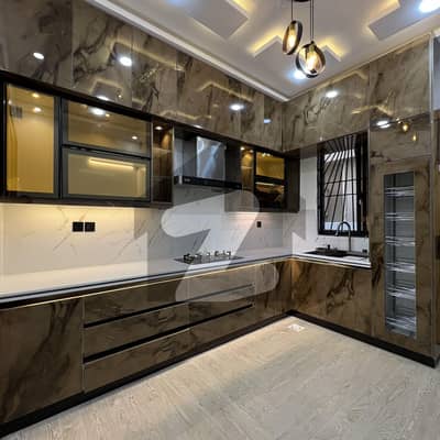 بحریہ ٹاؤن فیز 8 بحریہ ٹاؤن راولپنڈی,راولپنڈی میں 5 کمروں کا 10 مرلہ مکان 3.8 کروڑ میں برائے فروخت۔