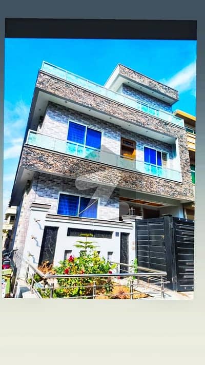 CORNER 3 STORY HOUSE