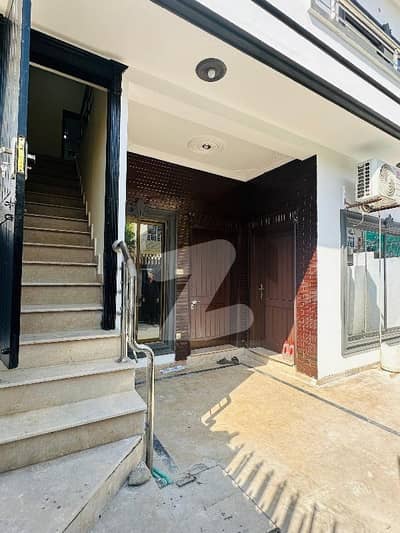 جی ۔ 13 اسلام آباد میں 4 کمروں کا 4 مرلہ مکان 2.95 کروڑ میں برائے فروخت۔