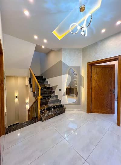 بحریہ ٹاؤن فیز 8 بحریہ ٹاؤن راولپنڈی,راولپنڈی میں 3 کمروں کا 5 مرلہ مکان 2.48 کروڑ میں برائے فروخت۔