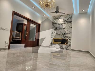 مارگلہ ویو ہاؤسنگ سوسائٹی ڈی ۔ 17,اسلام آباد میں 5 کمروں کا 1 کنال مکان 6.9 کروڑ میں برائے فروخت۔