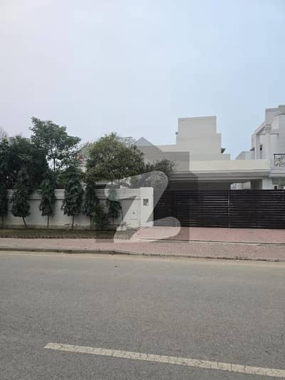 بحریہ ٹاؤن لاہور میں 3 کمروں کا 1 کنال مکان 4.8 کروڑ میں برائے فروخت۔