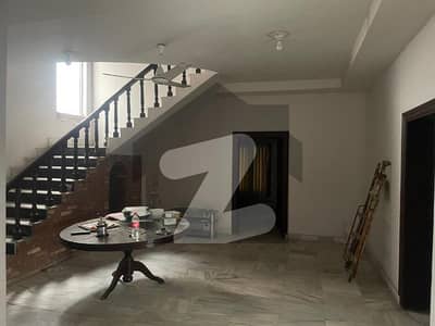 جنجوعہ ٹاؤن راولپنڈی میں 4 کمروں کا 10 مرلہ مکان 3.3 کروڑ میں برائے فروخت۔