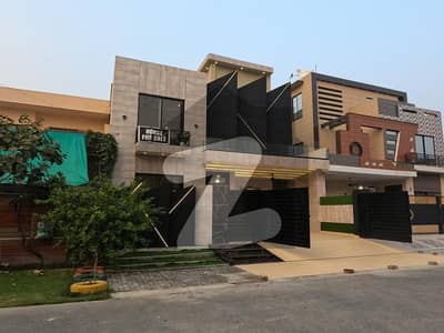 10 MARLA MODERN AND BEAUTIFUL HOUSE AVAILABLE FOR SALE