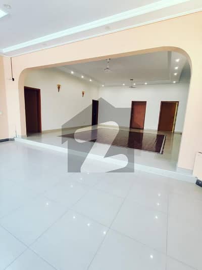1000 Yard Bungalow Available For Rent in Phase 5