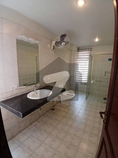 ڈی ایچ اے فیز 6 ڈی ایچ اے ڈیفینس,کراچی میں 6 کمروں کا 1 کنال مکان 5.0 لاکھ میں کرایہ پر دستیاب ہے۔