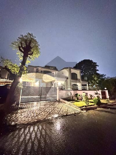 ایف ۔ 7/1 ایف ۔ 7,اسلام آباد میں 11 کمروں کا 1 کنال مکان 18.5 لاکھ میں کرایہ پر دستیاب ہے۔