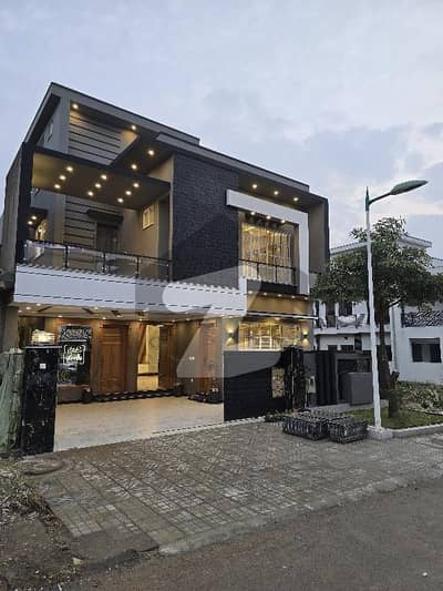 بحریہ ٹاؤن فیز 8 بحریہ ٹاؤن راولپنڈی,راولپنڈی میں 5 کمروں کا 10 مرلہ مکان 4.84 کروڑ میں برائے فروخت۔