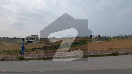 ڈی ایچ اے فیز 8 - زون سی ڈی ایچ اے فیز 8,ڈی ایچ اے ڈیفینس,کراچی میں 1 کنال رہائشی پلاٹ 6.25 کروڑ میں برائے فروخت۔