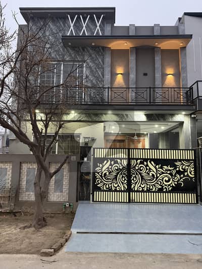 Beautiful 5 Marla Like New House For Rent