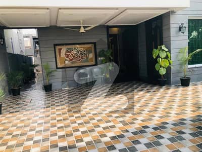 بحریہ ٹاؤن سیکٹر سی بحریہ ٹاؤن,لاہور میں 5 کمروں کا 10 مرلہ مکان 1.5 لاکھ میں کرایہ پر دستیاب ہے۔