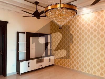 بحریہ ٹاؤن سیکٹر سی بحریہ ٹاؤن,لاہور میں 5 کمروں کا 10 مرلہ مکان 1.4 لاکھ میں کرایہ پر دستیاب ہے۔