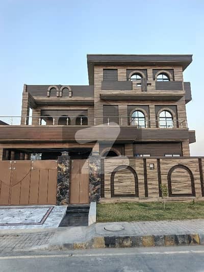 BEAUTIFUL 1 KANAL HOUSE AVAILABLE FOR SALE IN DHA ON MAIN BOULEVARD