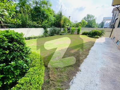 ایف ۔ 7 اسلام آباد میں 5 کمروں کا 1 کنال مکان 8.0 لاکھ میں کرایہ پر دستیاب ہے۔