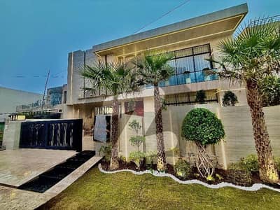 1 KANAL BRAND NEW MODERN AND DESIGNER HOUSE BY MAZHAR MUNEER ARCHITECTURE AVAILABLE FOR SALE IN PRIME LOCATION OF CLOSE TO TARIQ GARDEN