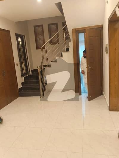 بحریہ ٹاؤن فیز 8 ۔ بلاک ایم بحریہ ٹاؤن فیز 8,بحریہ ٹاؤن راولپنڈی,راولپنڈی میں 3 کمروں کا 5 مرلہ مکان 2.0 کروڑ میں برائے فروخت۔