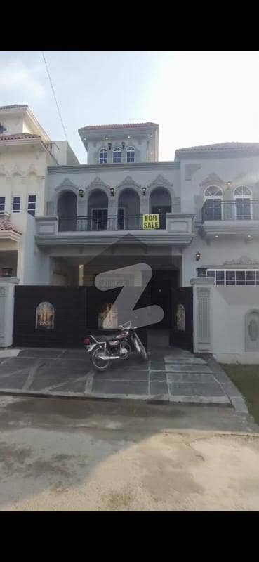 Prime Location House Sized 10 Marla Is Available For sale In Wapda Town Phase 1 - Block E